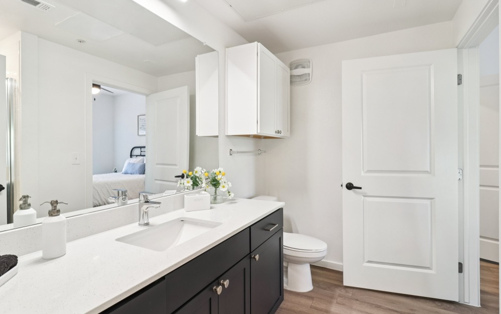 B1 - 2 bedroom floorplan layout with 2 bathrooms and 1018 square feet (Bath
)